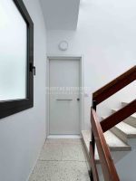 Puerta exterior con 4 lineas horizontales fresadas - Imagen 5