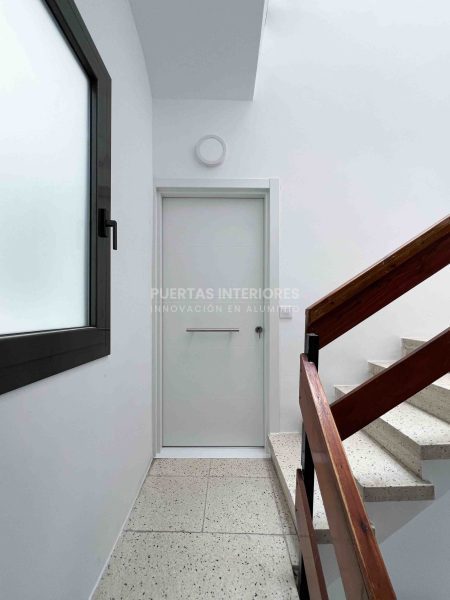 Puerta exterior con 4 lineas horizontales fresadas - Imagen 5