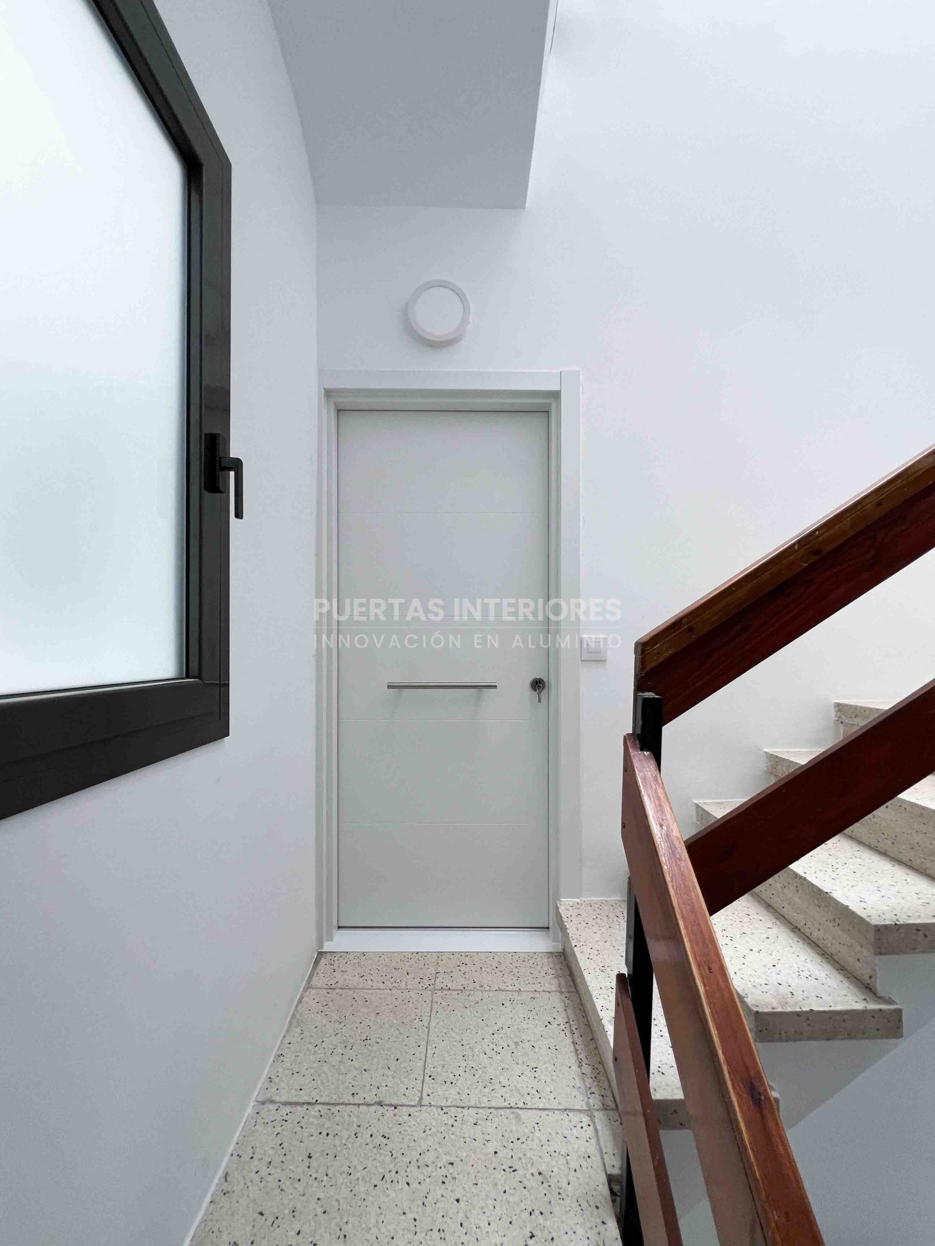 Puerta de interior de aluminio blanca en vivienda