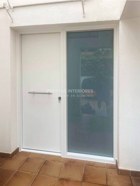 Puerta exterior con 4 lineas horizontales fresadas - Imagen 11