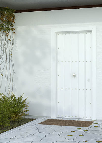 Puerta de entrada rústica con duelas verticales y clavos color blanco