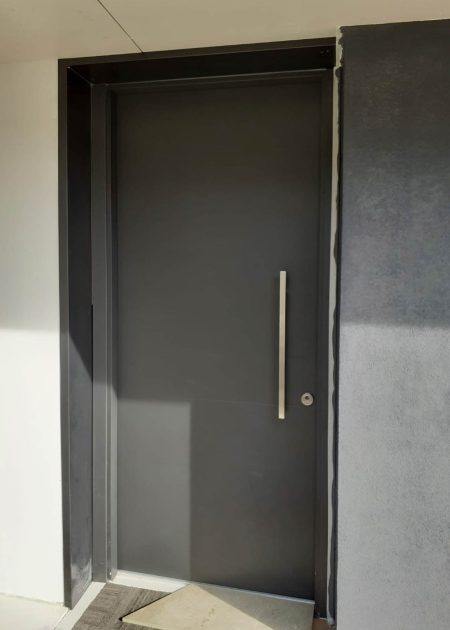 Puerta de entrada lisa color gris antracita
