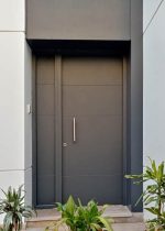 Puerta de entrada de aluminio con 4 lineas horizontales y fijo lateral color gris umbría