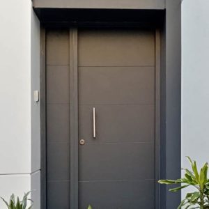 Puerta de entrada de aluminio con 4 lineas horizontales y fijo lateral color gris umbría