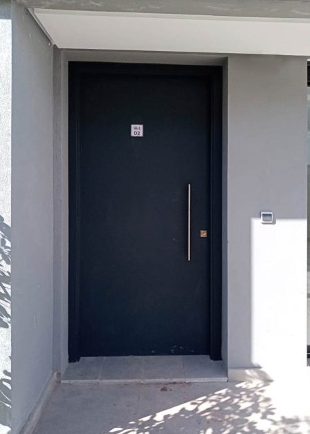 Puerta de entrada lisa color gris antracita