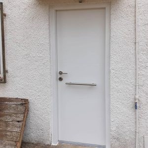 Puerta de entrada de aluminio con 4 lineas horizontales color blanco