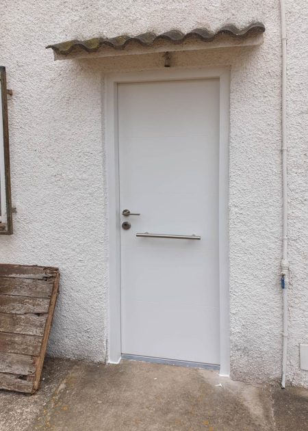 Puerta de entrada de aluminio con 4 lineas horizontales color blanco