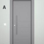 Puerta de entrada con dos lineas horizontales color gris tráfico