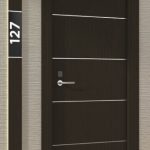 Puerta de entrada para hoteles y apartamentos con 4 lineas horizontales imitación madera