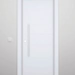 Puerta de entrada con dos lineas horizontales color blanco