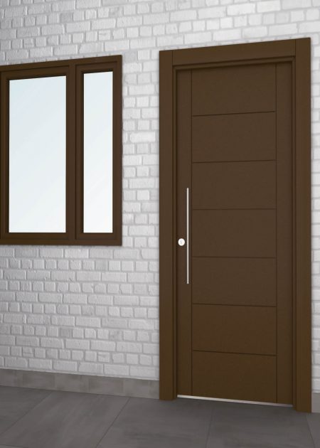 Puerta de entrada con 6 lineas horizontales y dos líneas verticales color marrón