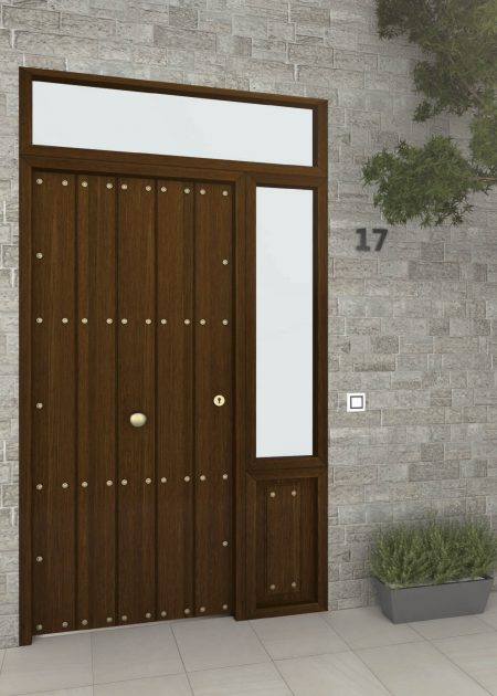 Puerta de entrada con duelas y clavos imitación madera con fijos lateral y superior con vidrio