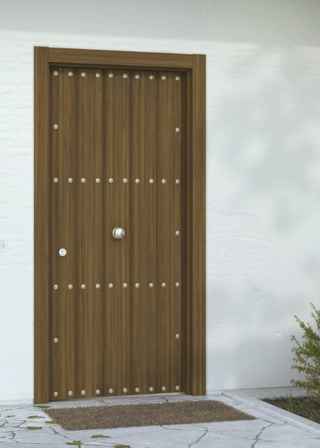 Puerta de entrada rústica con duelas verticales y clavos imitación madera