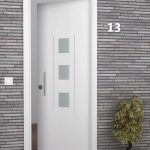 Puerta de entrada de aluminio con tres vidrios y dos rayas verticales color blanco