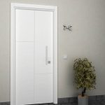 Puerta de entrada con lineas desiguales color blanco