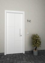 Puerta de entrada con lineas desiguales color blanco