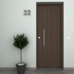 Puerta de entrada rústica con duelas verticales imitación madera