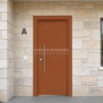 Puerta exterior con 2 lineas horizontales fresadas