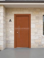 Puerta exterior con 2 lineas horizontales fresadas