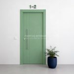 Puerta exterior con 2 lineas verticales juntas fresadas