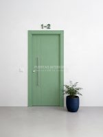 Puerta exterior con 2 lineas verticales juntas fresadas