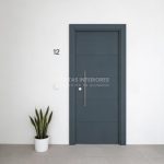 Puerta exterior con 4 lineas horizontales fresadas