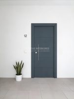 Puerta exterior con 4 lineas horizontales fresadas