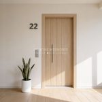 Puerta exterior con 4 lineas verticales fresadas