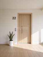 Puerta exterior con 4 lineas verticales fresadas