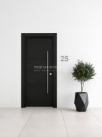 Puerta exterior con 6 lineas horizontales fresadas