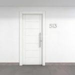 Puerta exterior con 6 lineas horizontales y 2 lineas verticales fresadas