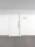 Puerta exterior con 6 lineas horizontales y 2 lineas verticales fresadas