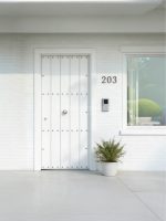 Puerta exterior con duelas y clavos decorativos