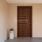 Puerta exterior con duelas