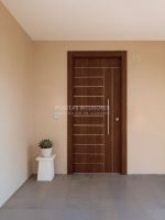 Puerta exterior con duelas