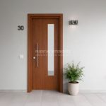 Puerta exterior con un vidrio largo