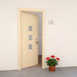 Puerta exterior con 3 vidrios pequeños y 2 lineas verticales cortas fresadas