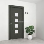 Puerta exterior con 4 vidrios pequeños y dos lineas verticales fresadas