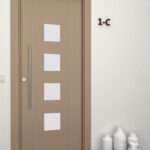 Puerta exterior con 4 vidrios pequeños y dos lineas verticales fresadas