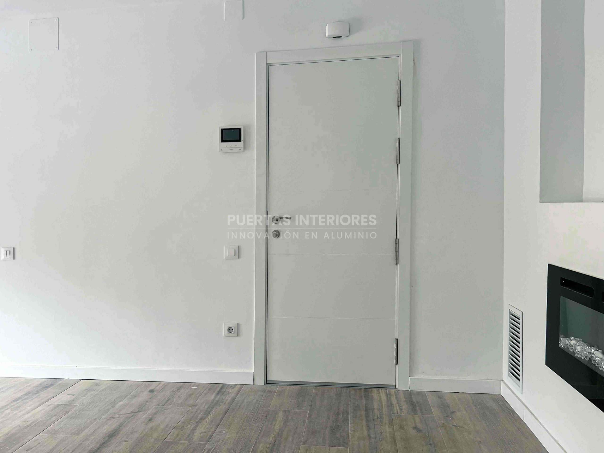Puerta de entrada blanca con cuatro rayas horizontales
