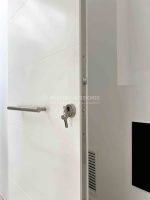 Puerta exterior con 4 vidrios pequeños y 2 lineas verticales fresadas - Imagen 4