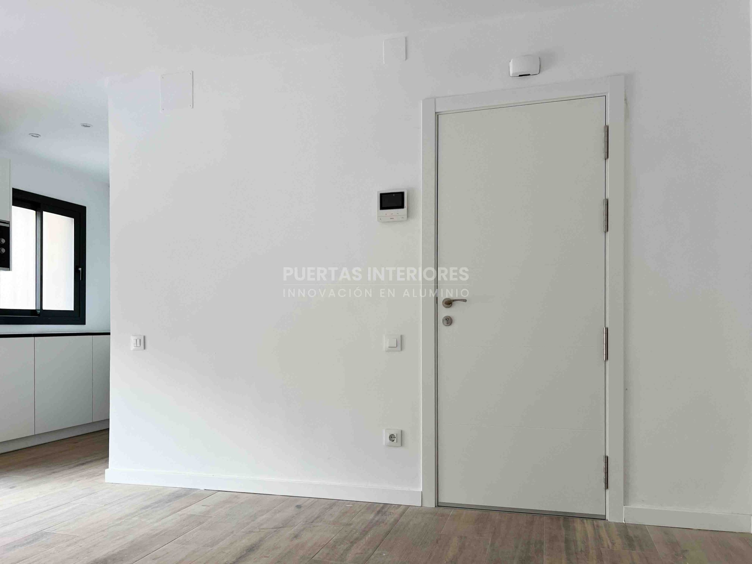Puerta de entrada blanca de cuatro rayas horizontales