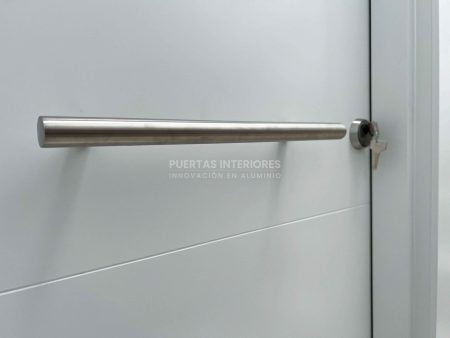 Puerta exterior con 2 lineas horizontales fresadas - Imagen 7