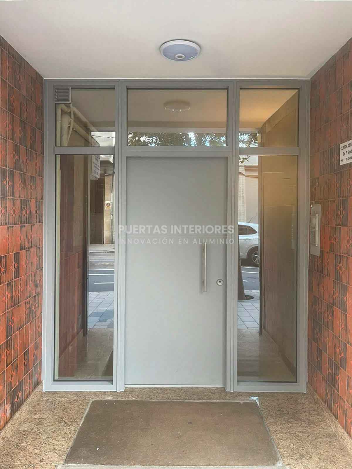 Puerta exterior lisa de aluminio
