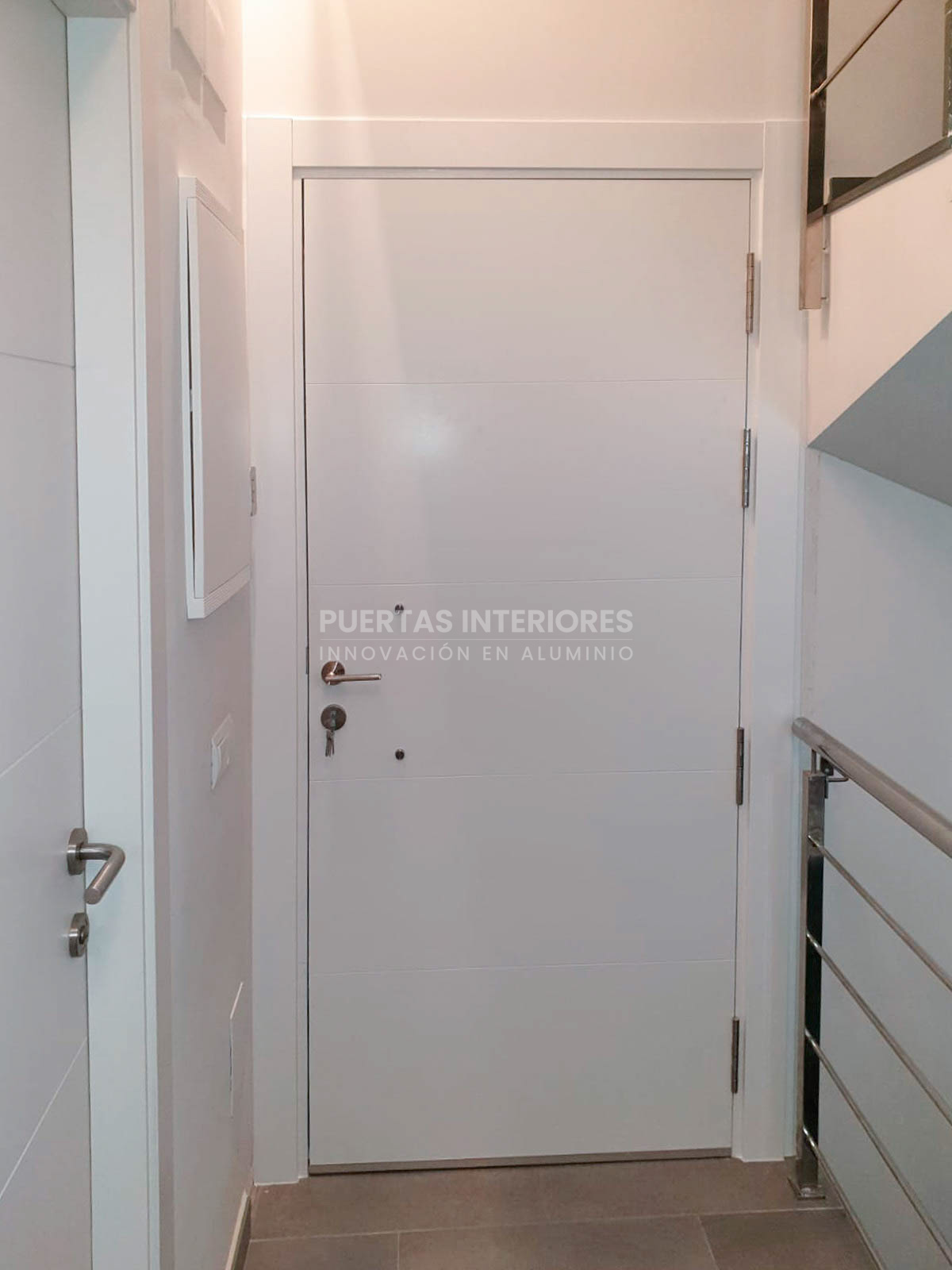 Puerta de entrada blanca con cuatro rayas horizontales