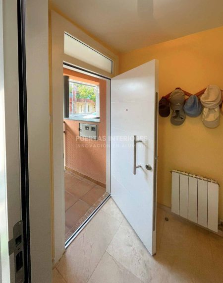Puerta exterior con 3 vidrios pequeños y 2 lineas verticales cortas fresadas - Imagen 7