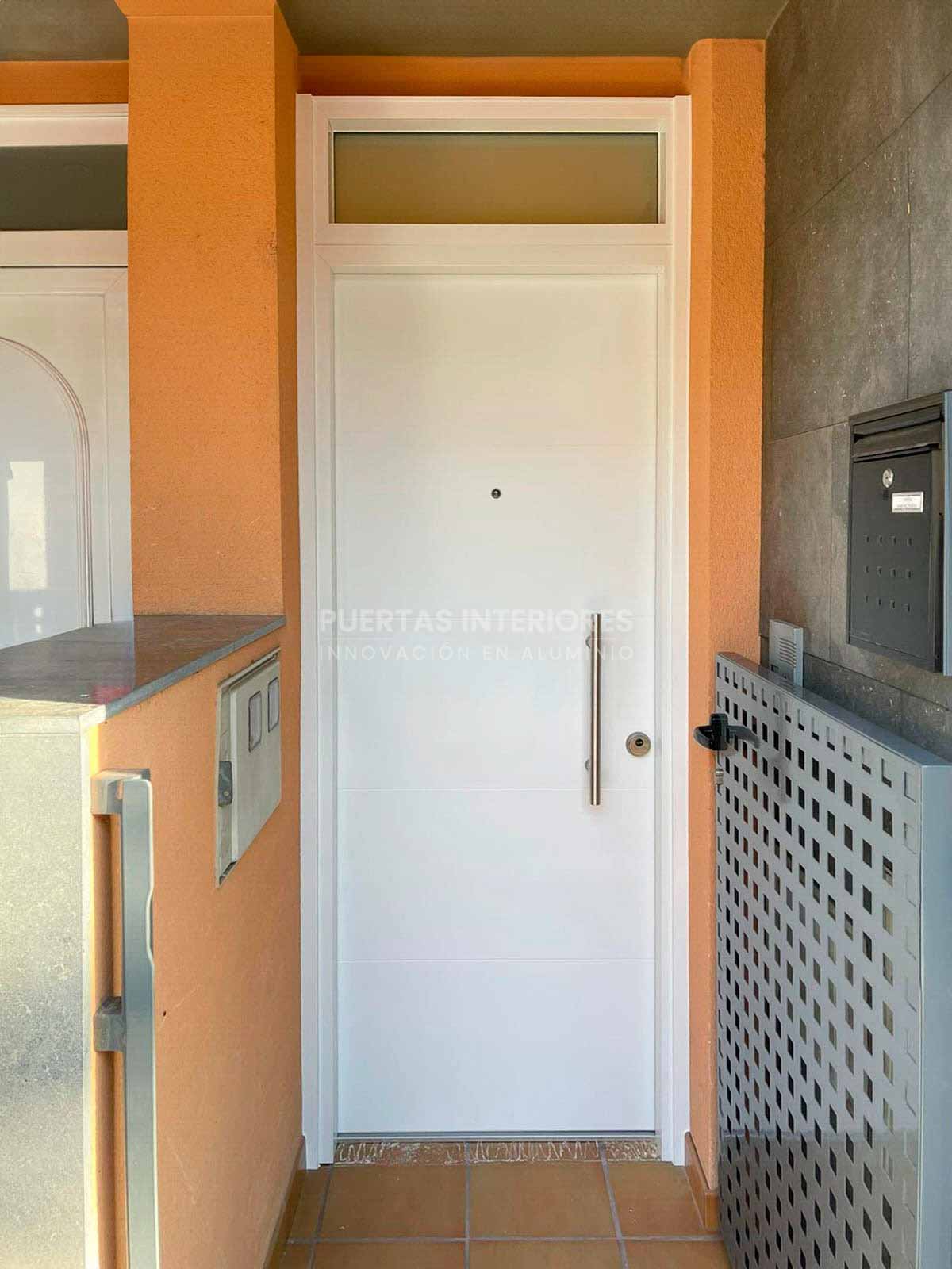 Puerta de entrada blanca de aluminio