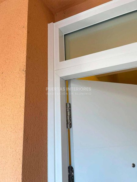 Puerta exterior con 4 lineas horizontales fresadas - Imagen 12