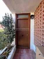Puerta exterior con 4 lineas verticales fresadas - Imagen 2