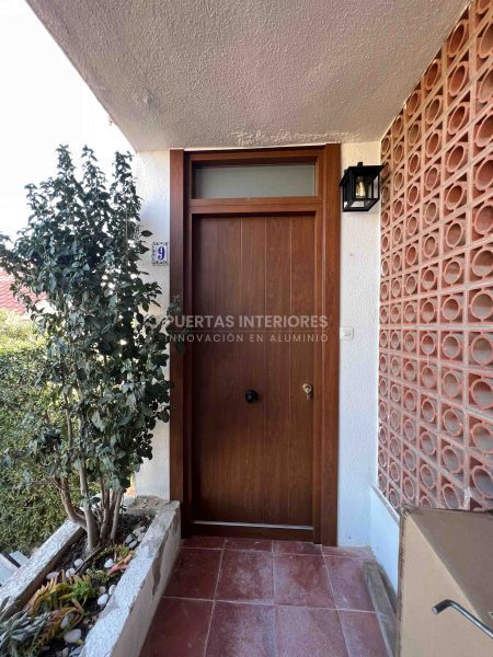 Puerta exterior con 4 lineas verticales fresadas - Imagen 2